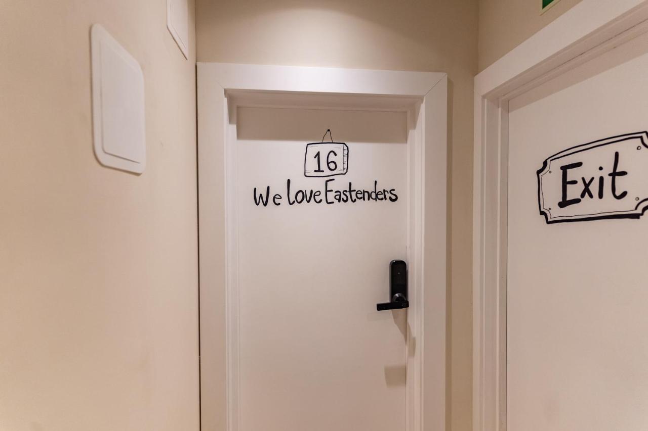 Hostelle - Women Only Hostel Лондон Екстериор снимка